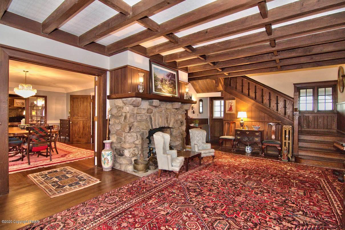 24 Summit Avenue Pocono Manor, PA 18349 - Photo 8 of 114 Foyer