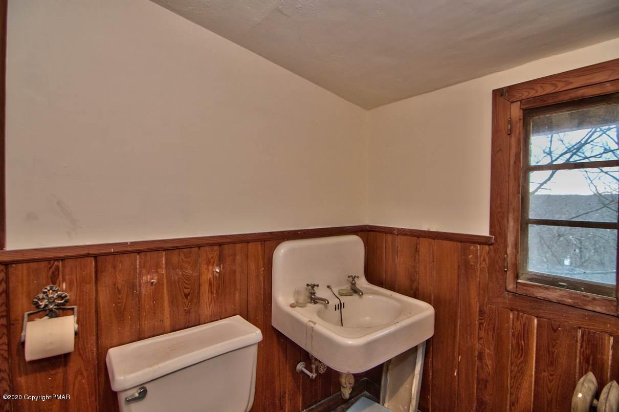 24 Summit Avenue Pocono Manor, PA 18349 - Photo 91 of 114 a bathroom with a toilet a sink and a window