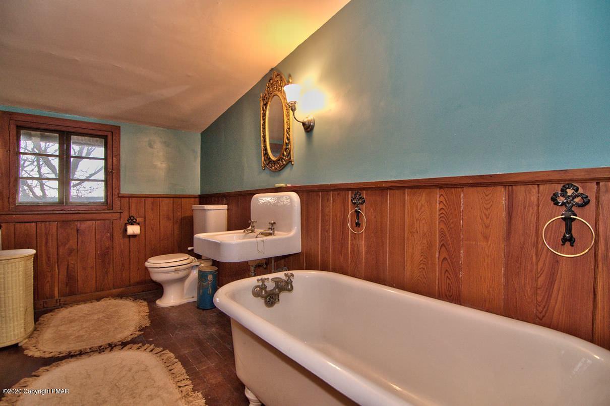 24 Summit Avenue Pocono Manor, PA 18349 - Photo 93 of 114 Bathroom 5 (3rd floor)