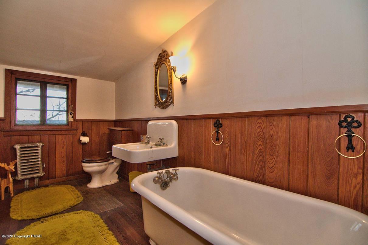 24 Summit Avenue Pocono Manor, PA 18349 - Photo 95 of 114 a bathroom with a sink and a toilet