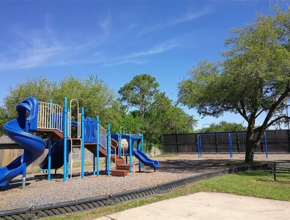 $2,000 | 1015 Andover Drive, Pearland, TX 77584