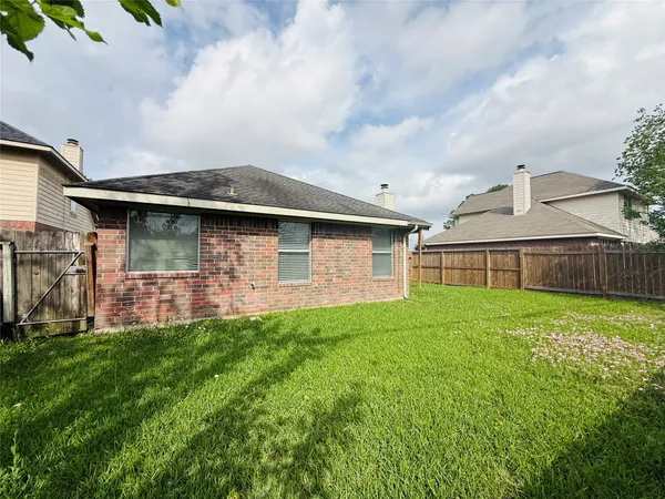 $2,000 | 1015 Andover Drive, Pearland, TX 77584