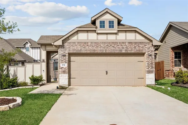 $365,000 | 916 Crockett Street, Aubrey, TX 76227