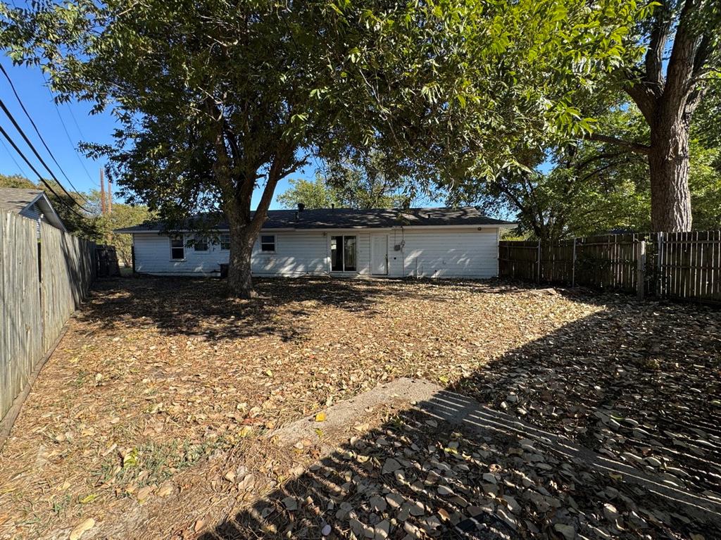 200 Southwest Moody Street Burleson, TX 76028 - Photo 8 of 38