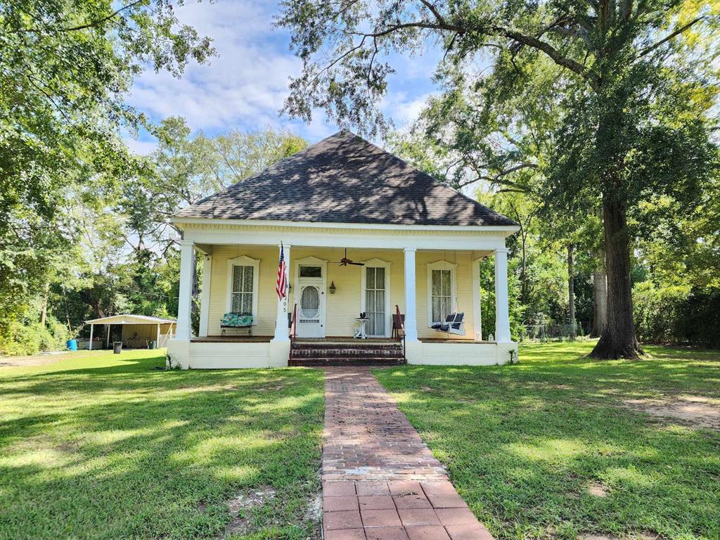 205 South 2nd Street Logansport, LA 71049 - Photo 11 of 36 a front view of a house with a garden