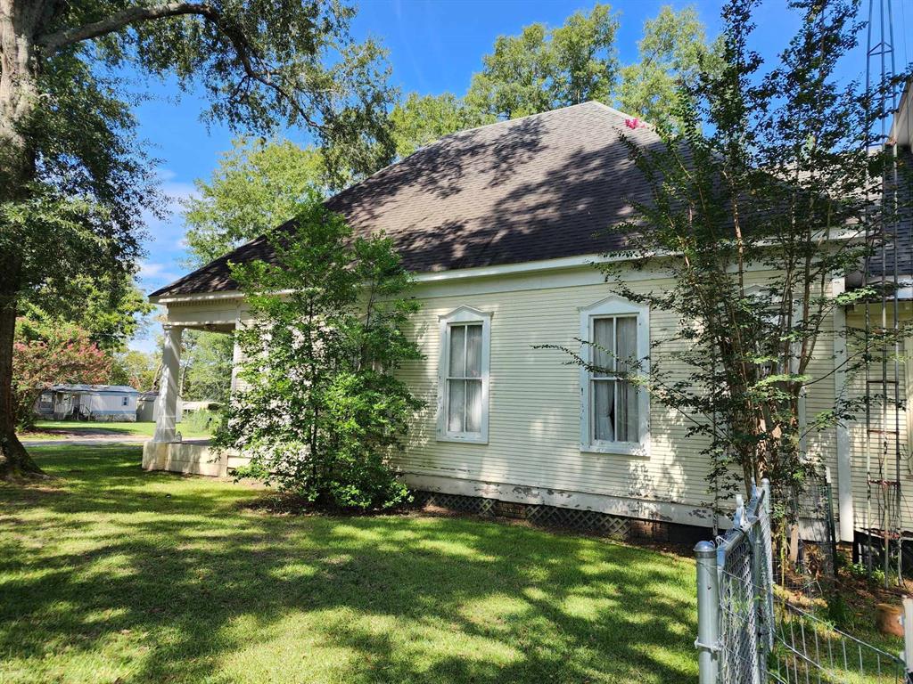 205 South 2nd Street Logansport, LA 71049 - Photo 3 of 36 a view of a house with a garden