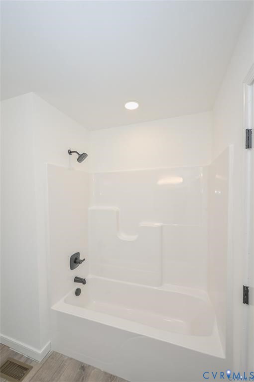 26471 Slash Pine Circle Ruther Glen, VA 22546 - Photo 19 of 36 a bathroom with a bathtub