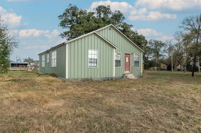 a view of a house with a backyard