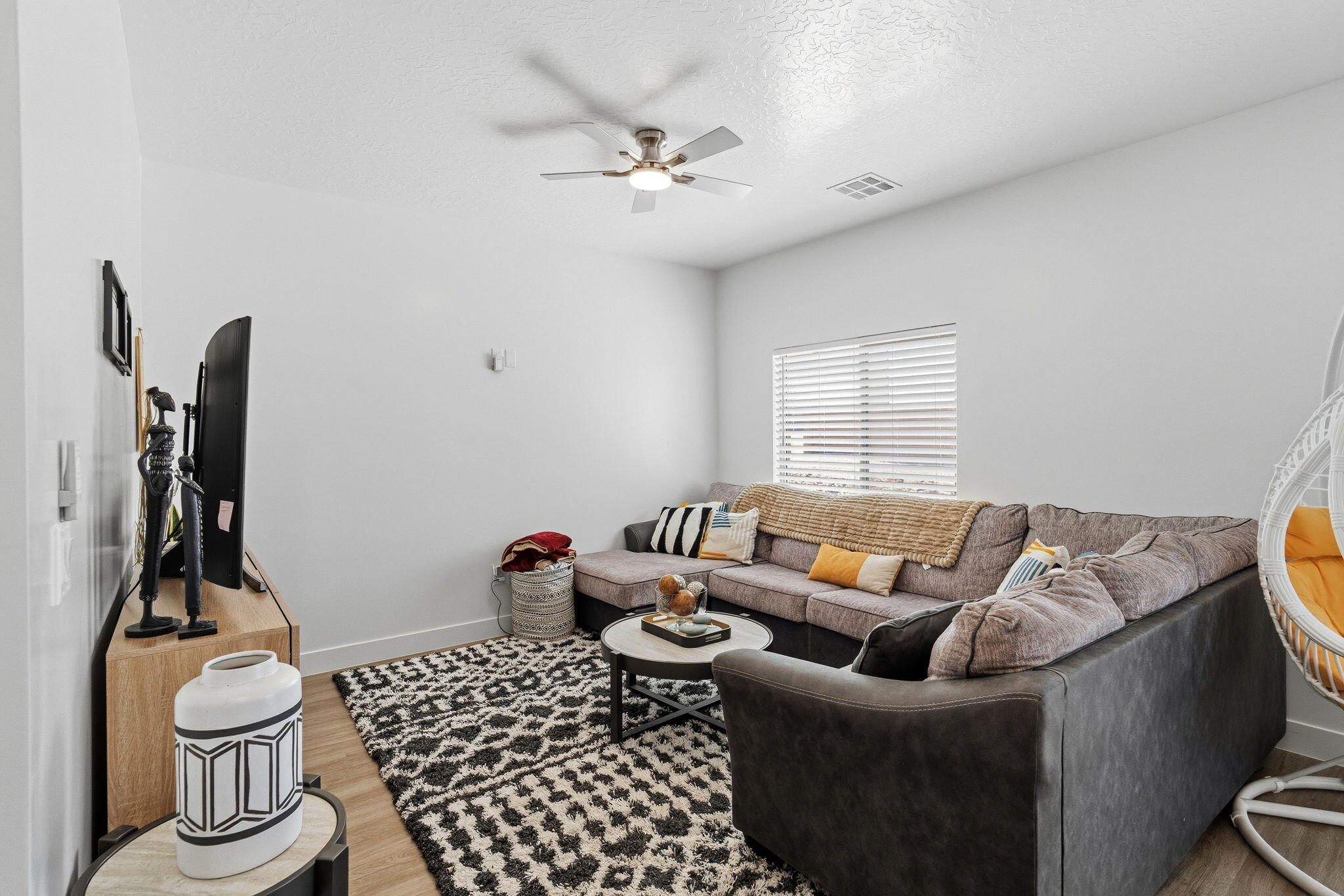 5646 South Aaron Lane St. George, UT 84790 - Photo 5 of 31 17-web-or-mls-DSC05064