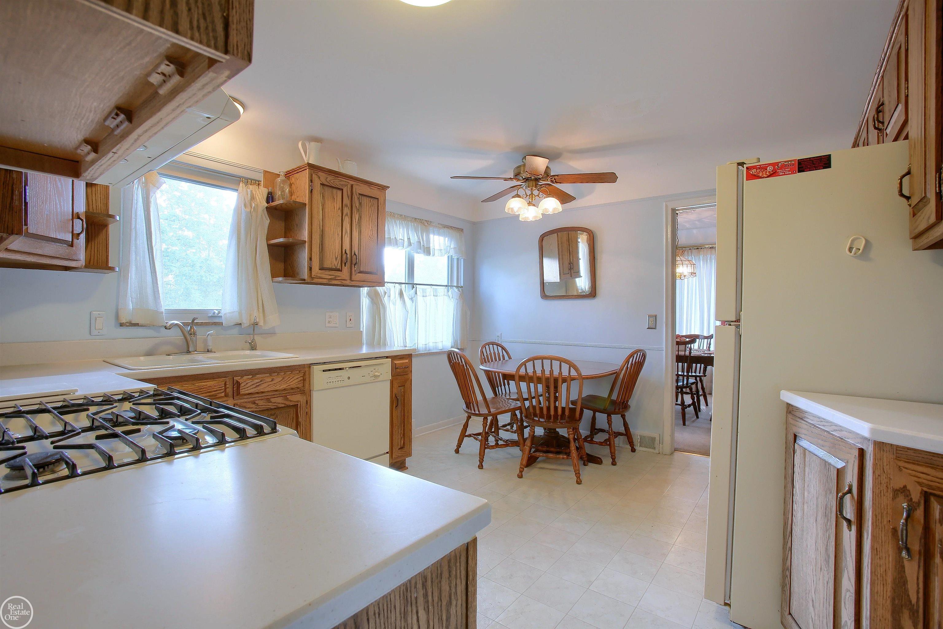 1242 Hawthorne Road Grosse Pointe, MI 48236 - Photo 10 of 32 50101939-9.JPG