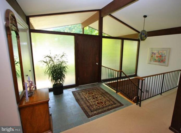 1704 Putter Lane Reston, VA 20190 - Photo 2 of 26 Entrance / Foyer