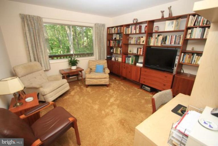 1704 Putter Lane Reston, VA 20190 - Photo 12 of 26 Den