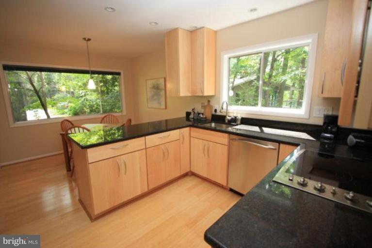 1704 Putter Lane Reston, VA 20190 - Photo 5 of 26 Kitchen