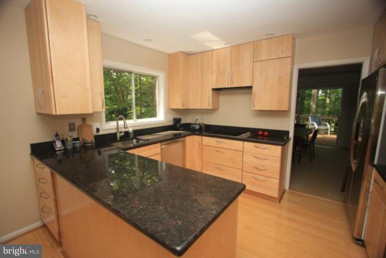 1704 Putter Lane Reston, VA 20190 - Photo 6 of 26 Kitchen #2