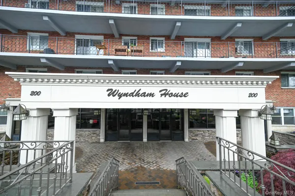 $340,000 | 200 Atlantic Avenue, Unit 212, Lynbrook, NY 11563
