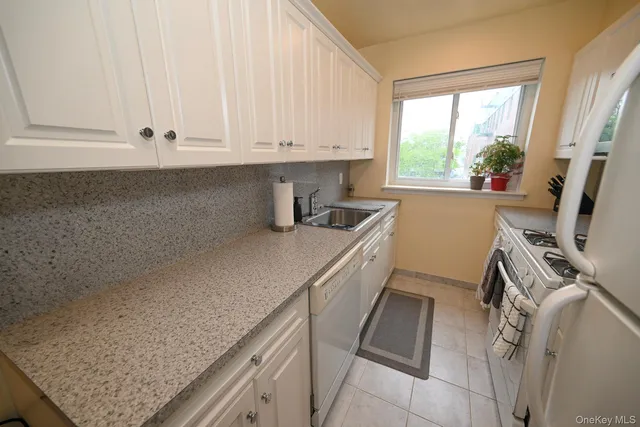 $339,000 | 200 Atlantic Avenue, Unit 212, Lynbrook, NY 11563