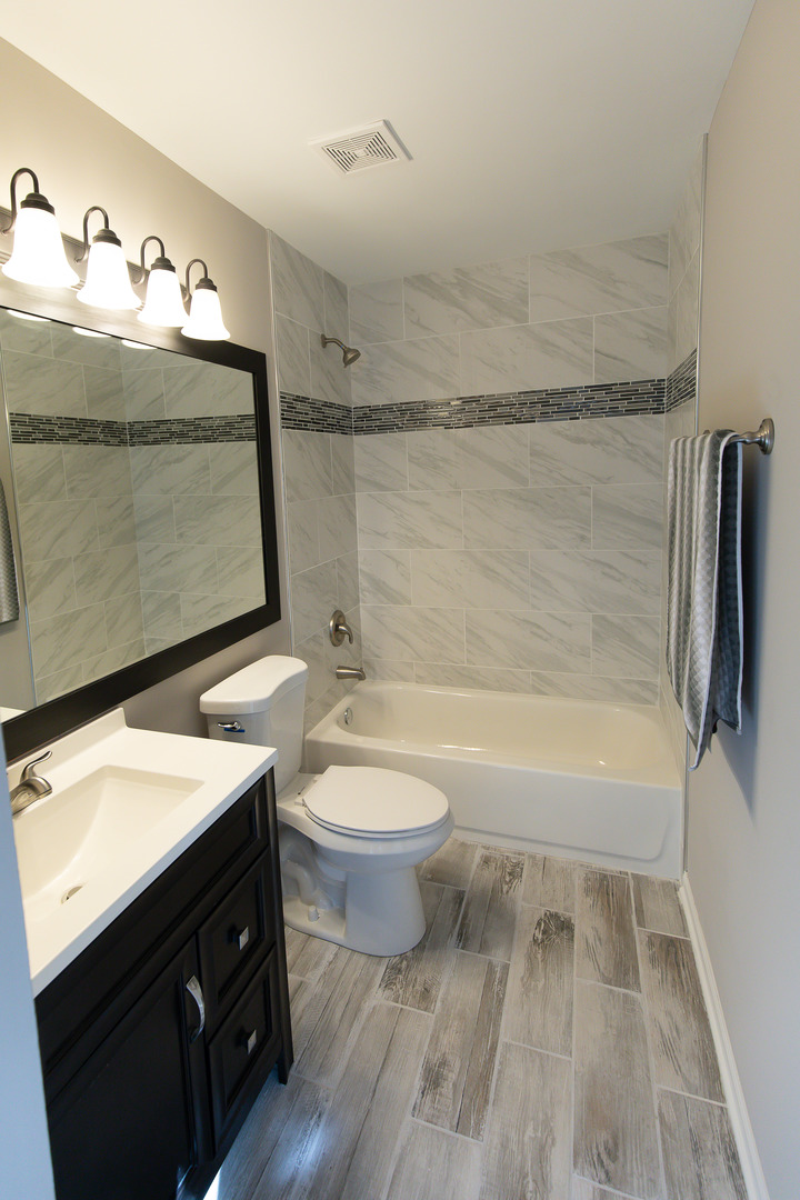 56 White Oaks Road Matteson, IL 60443 - Photo 17 of 20 a bathroom with a sink a toilet and bathtub