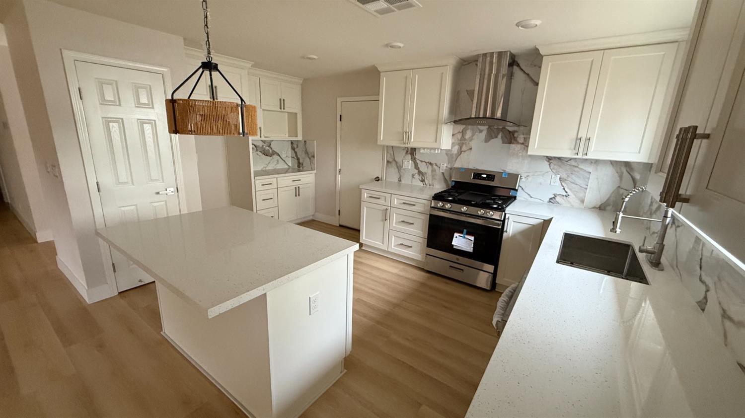 273 Riverside Drive Woodland, CA 95695 - Photo 3 of 33