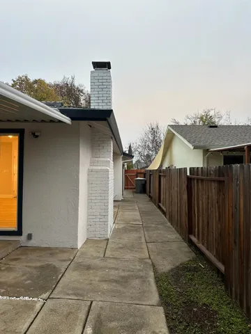 a view of a garage of the house