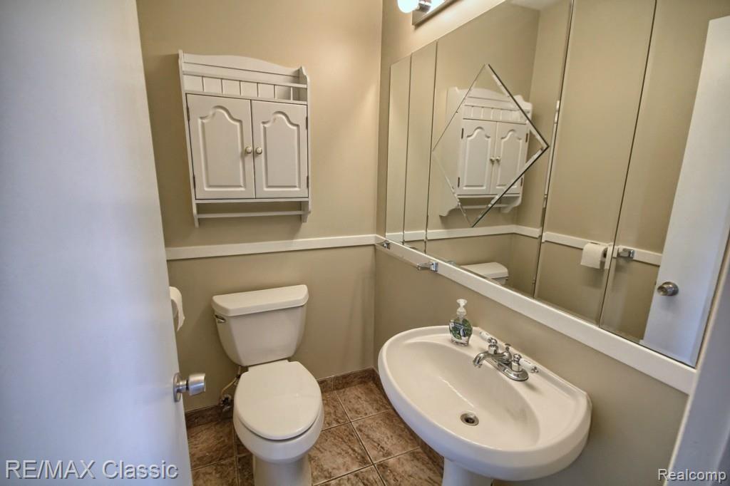 17529 West Thirteen Mile Road Southfield, MI 48076 - Photo 15 of 34 Half Bath.jpg