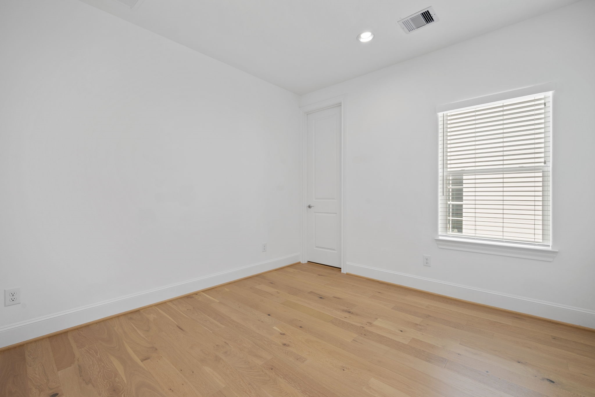614 Delmar Street Houston, TX 77023 - Photo 18 of 36 an empty room with a window