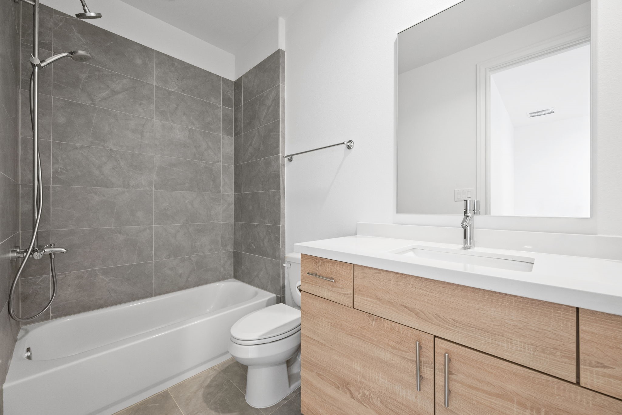 614 Delmar Street Houston, TX 77023 - Photo 20 of 36 a bathroom with a sink a toilet and a bathtub