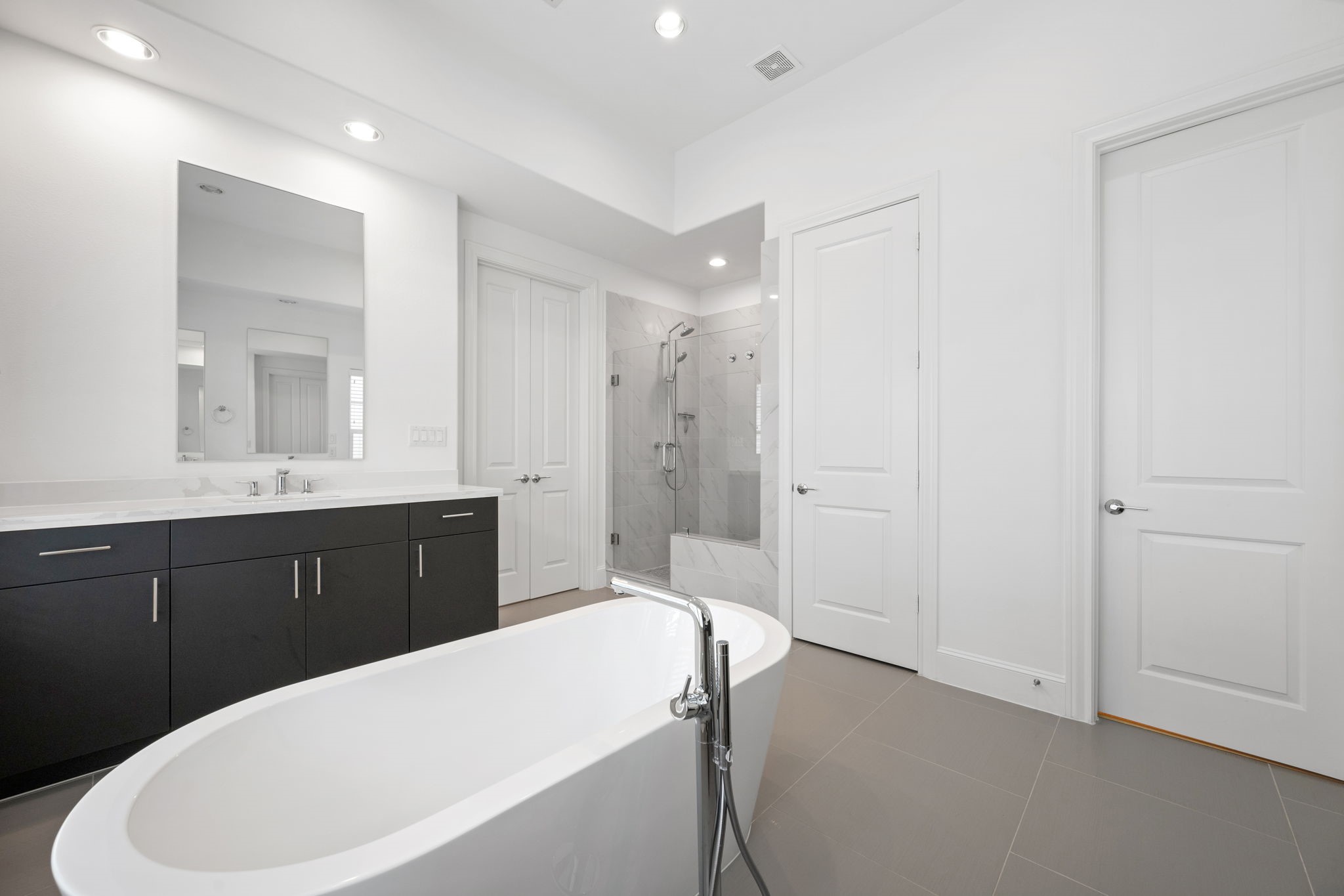 614 Delmar Street Houston, TX 77023 - Photo 26 of 36 a spacious bathroom with a bathtub shower sink and mirror