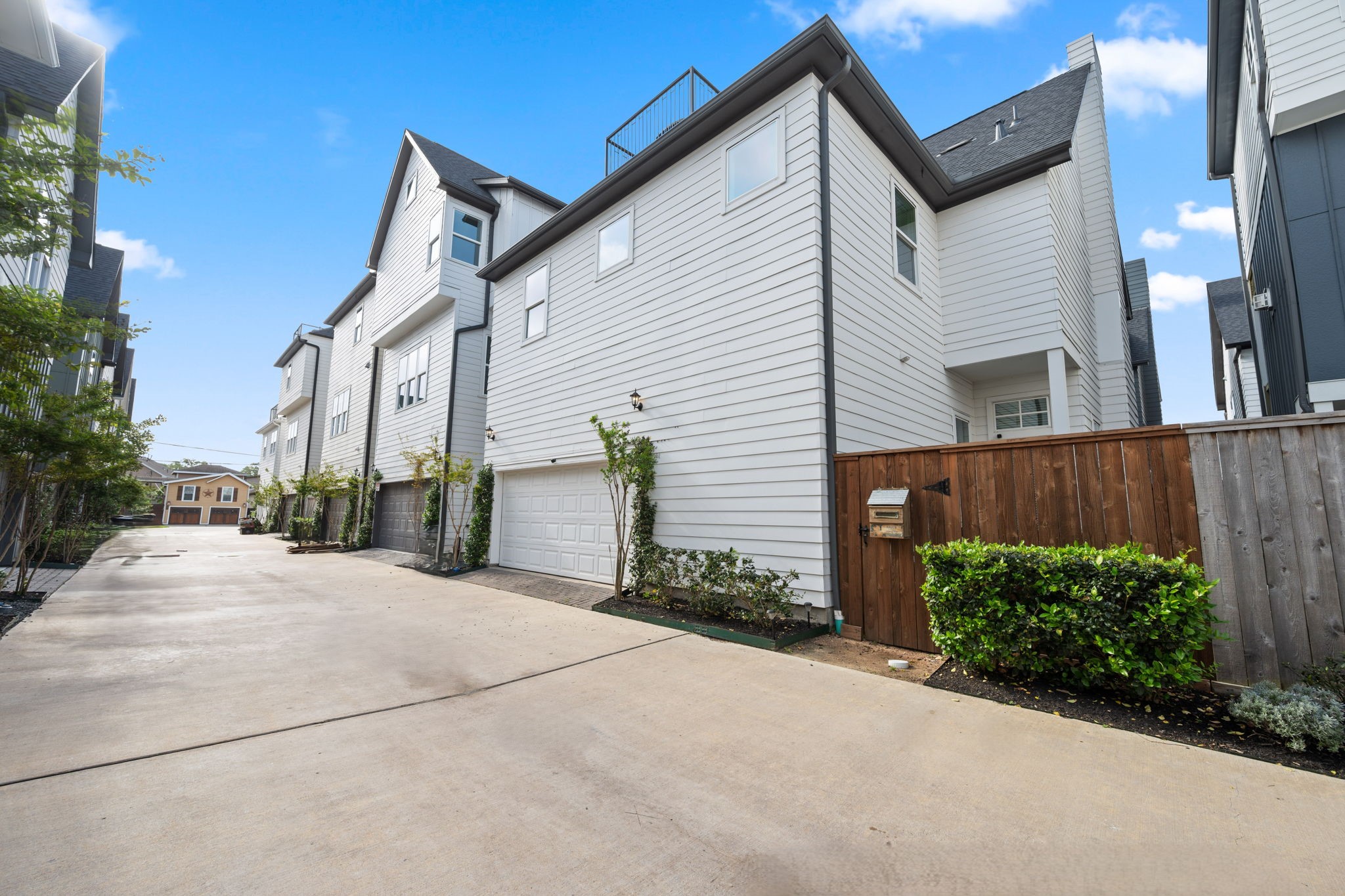 614 Delmar Street Houston, TX 77023 - Photo 34 of 36 a view of a house with a street