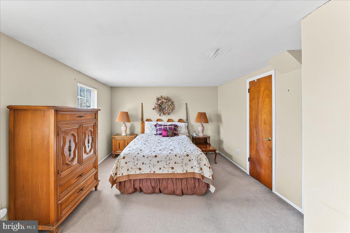 15 Colonial Circle Aston, PA 19014 - Photo 11 of 30 a bedroom with a bed and a table in it