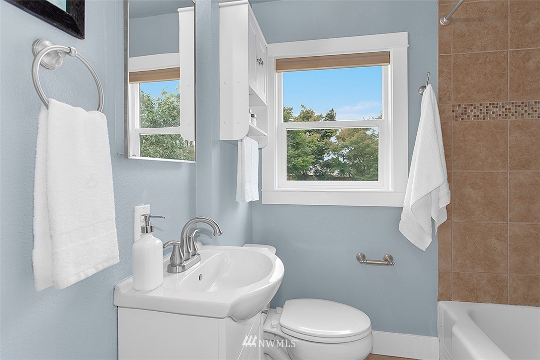 3515 Southwest Webster Street Seattle, WA 98126 - Photo 9 of 19 Gallery Image 9