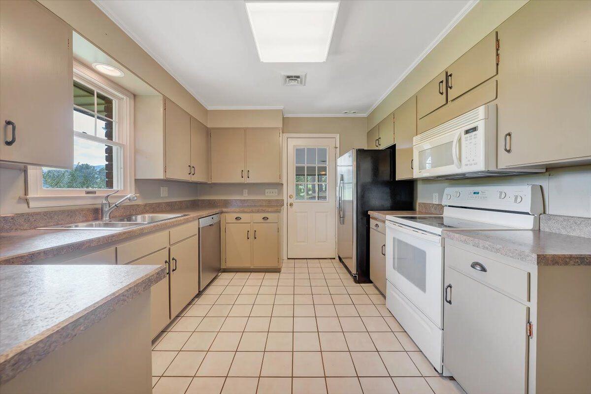 4118 Keagy Road Roanoke, VA 24018 - Photo 14 of 39 Kitchen View