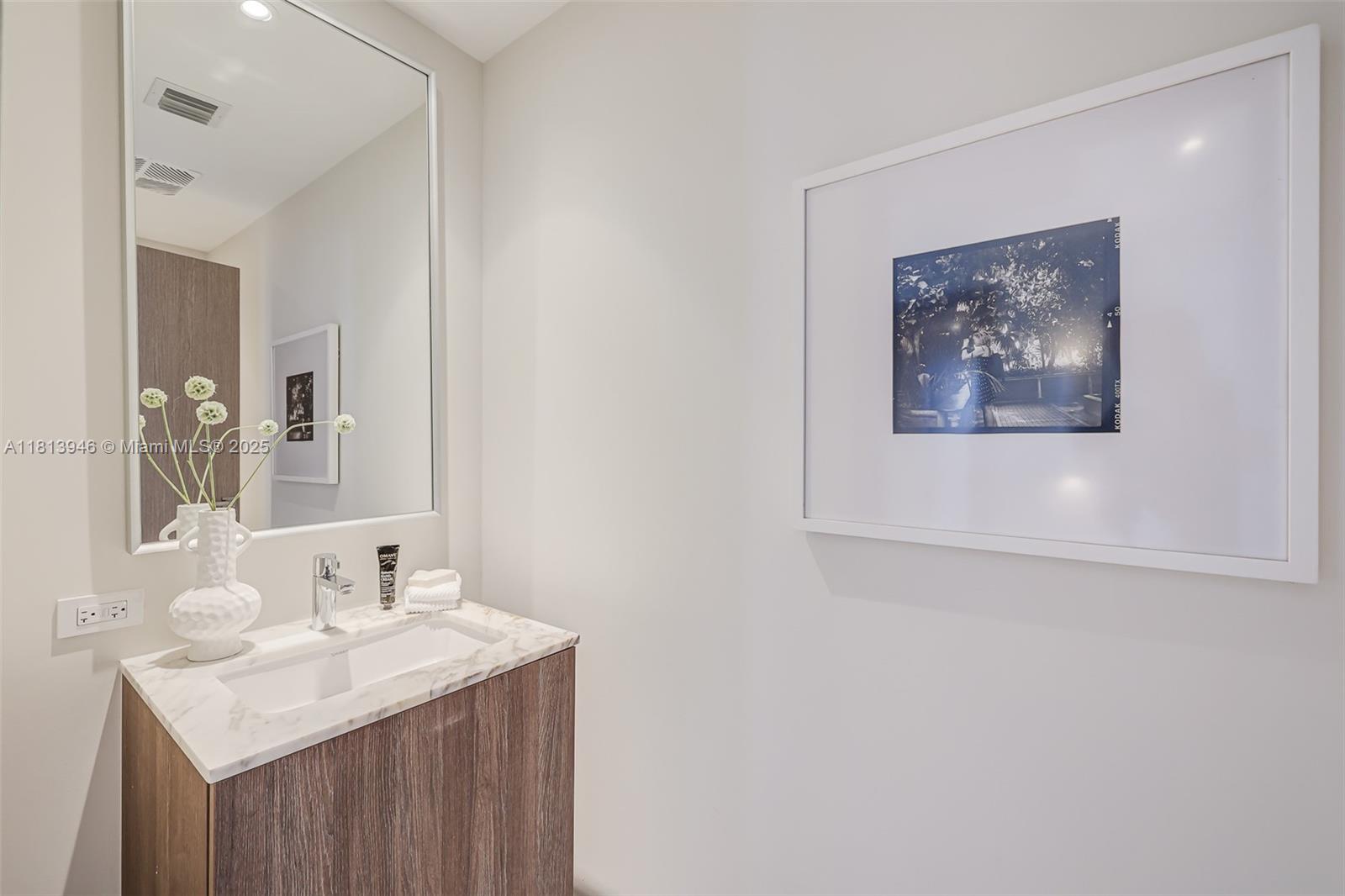 500 Alton Road, Unit 3603 Miami Beach, FL 33139 - Photo 19 of 48 Powder room