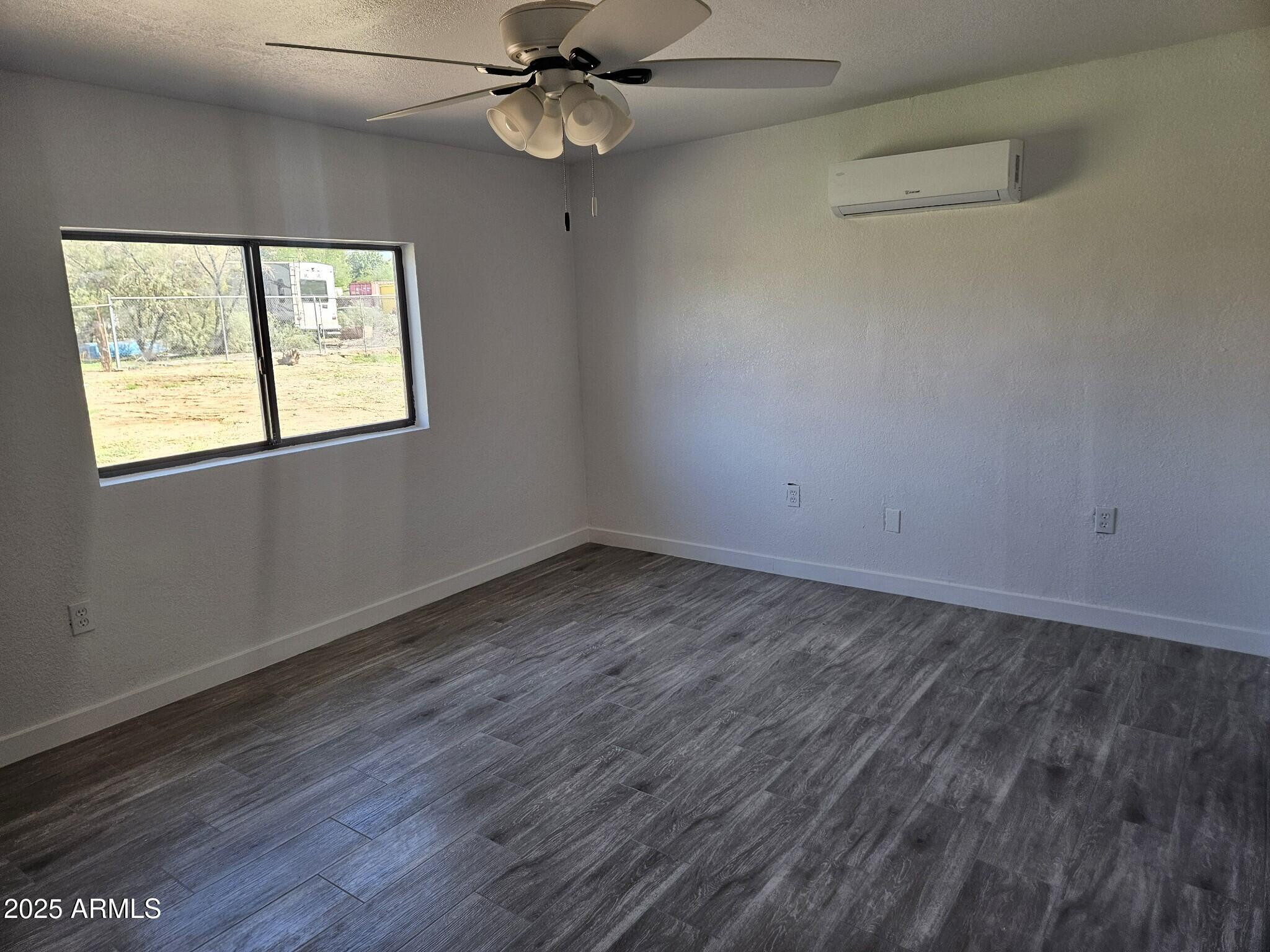 819 East Apollo Road Phoenix, AZ 85042 - Photo 16 of 17 an empty room with a window