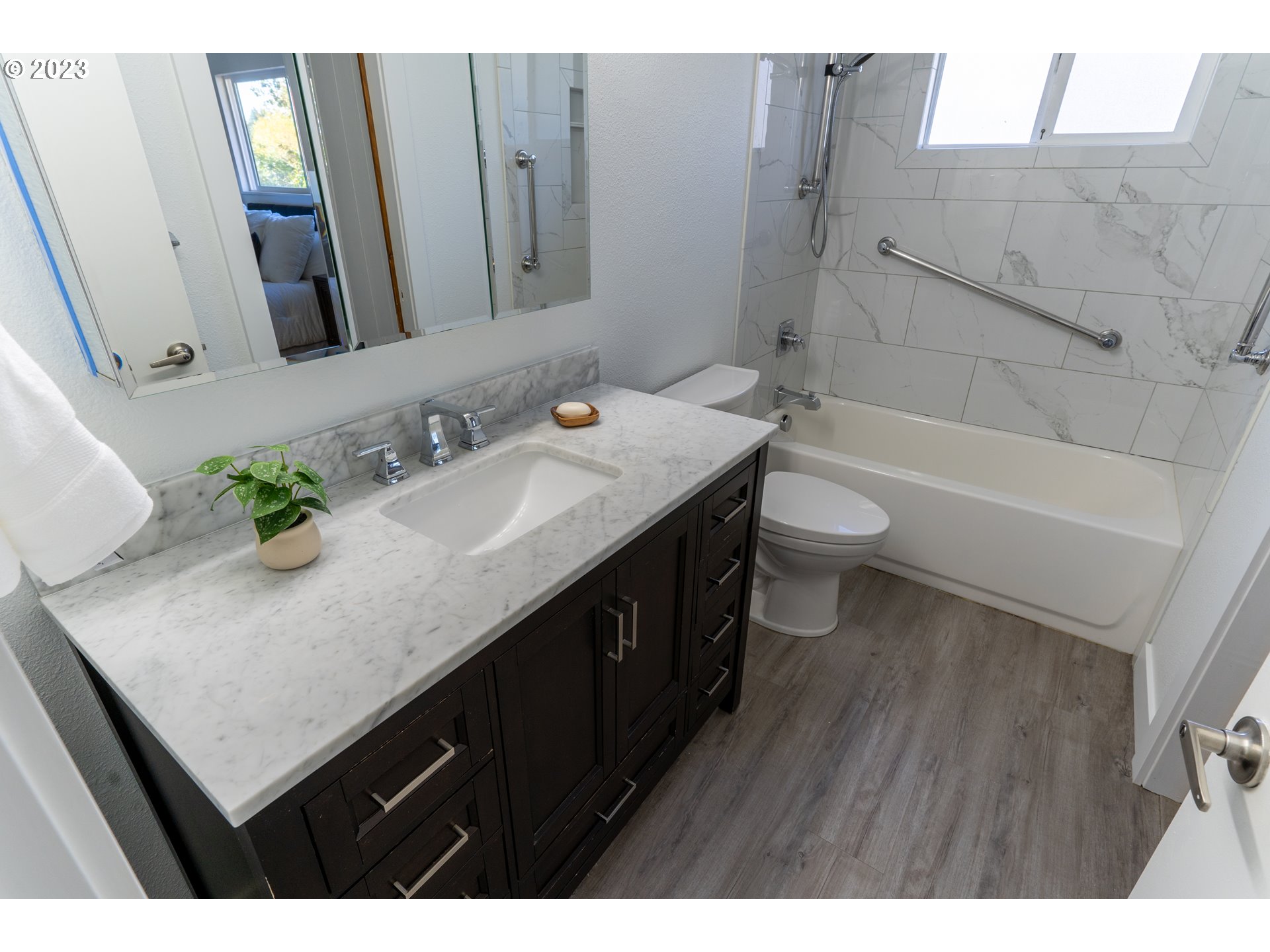 18760 Cook Street Oregon City, OR 97045 - Photo 20 of 36 a bathroom with a sink a toilet and shower