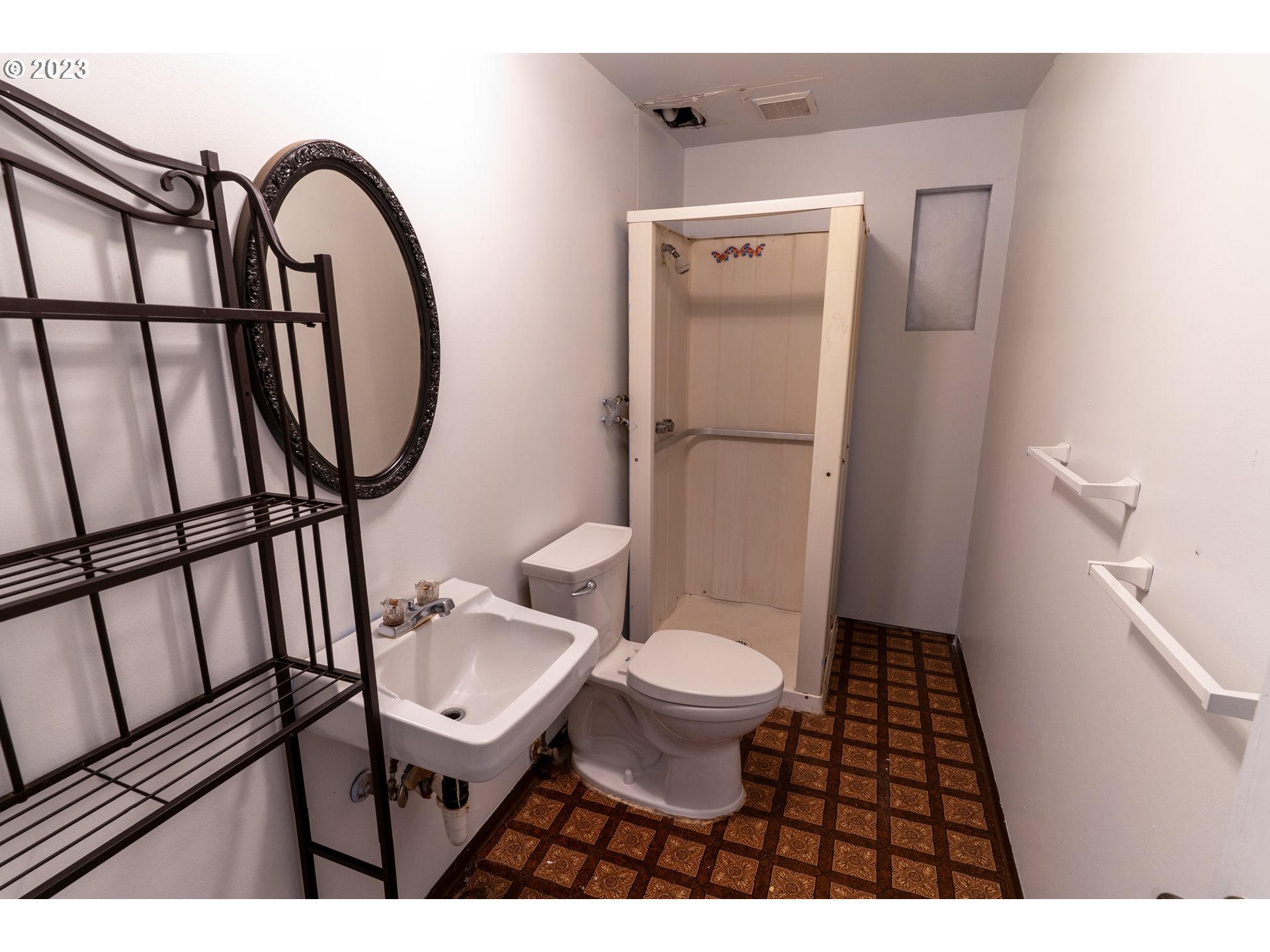 18760 Cook Street Oregon City, OR 97045 - Photo 25 of 36 a bathroom with a sink toilet and a mirror