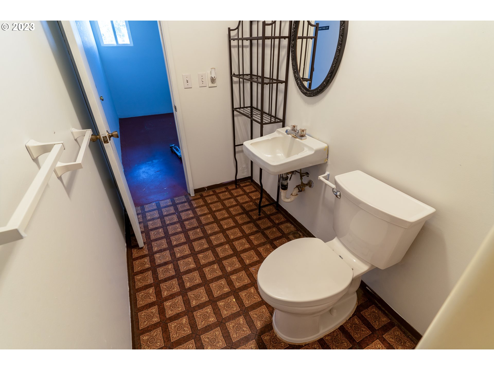 18760 Cook Street Oregon City, OR 97045 - Photo 26 of 36 a bathroom with a toilet a sink and a mirror