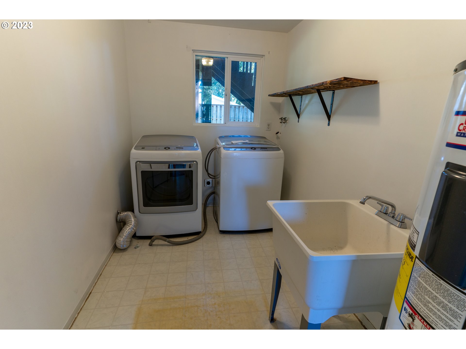 18760 Cook Street Oregon City, OR 97045 - Photo 27 of 36 a utility room with dryer and washer