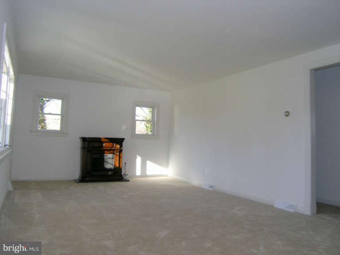 8231 Frye Road Alexandria, VA 22309 - Photo 3 of 27 Living Room