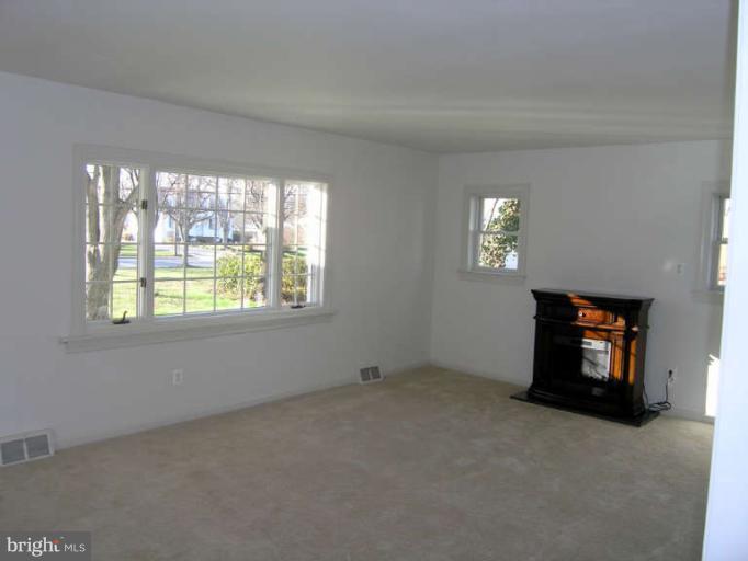 8231 Frye Road Alexandria, VA 22309 - Photo 4 of 27 Living Room