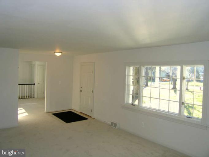 8231 Frye Road Alexandria, VA 22309 - Photo 5 of 27 Living Room