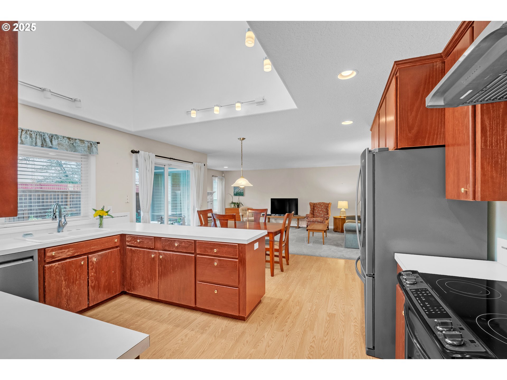 2463 Southwest Phyllis Drive Gresham, OR 97080 - Photo 3 of 34