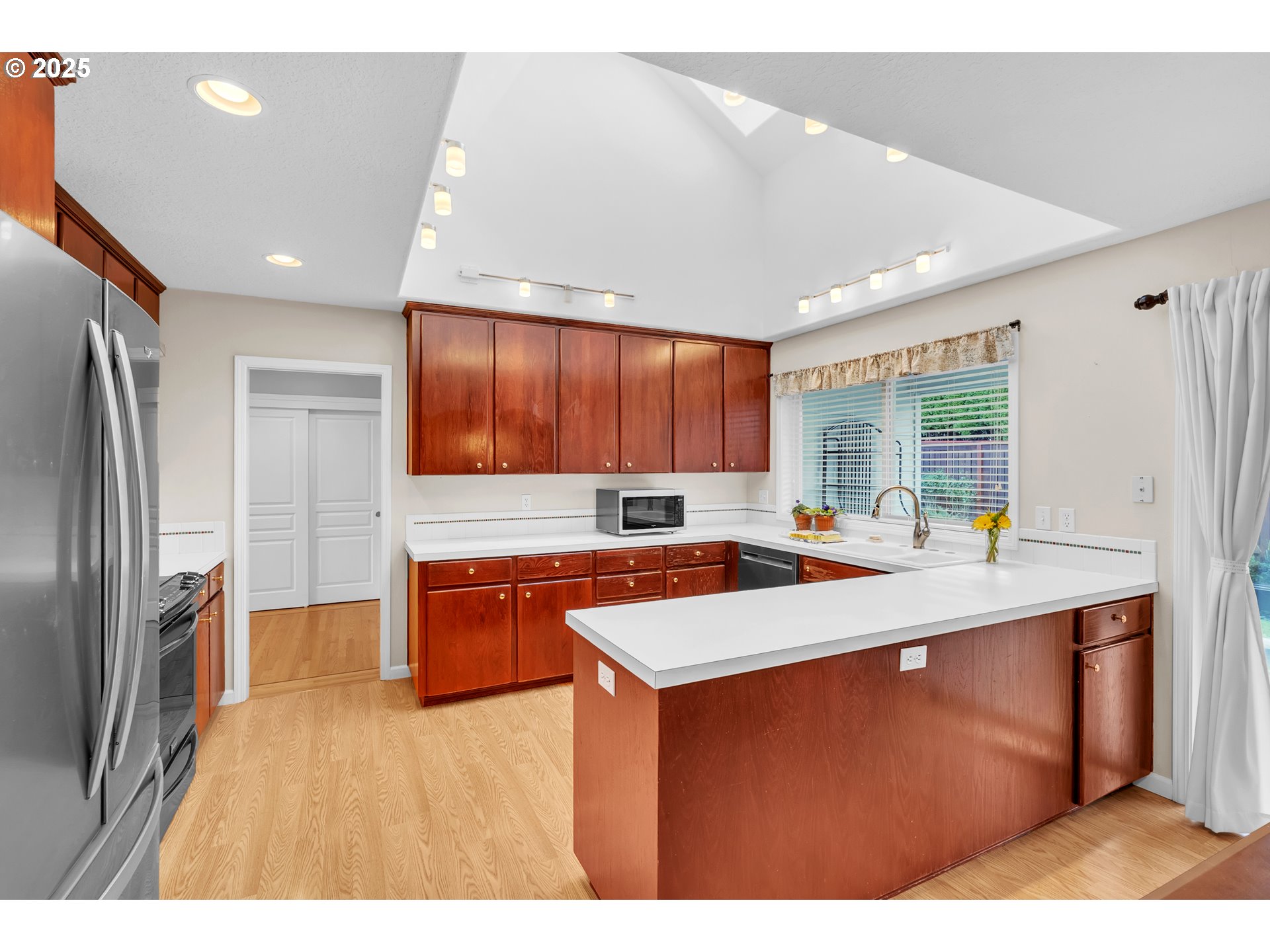 2463 Southwest Phyllis Drive Gresham, OR 97080 - Photo 8 of 34