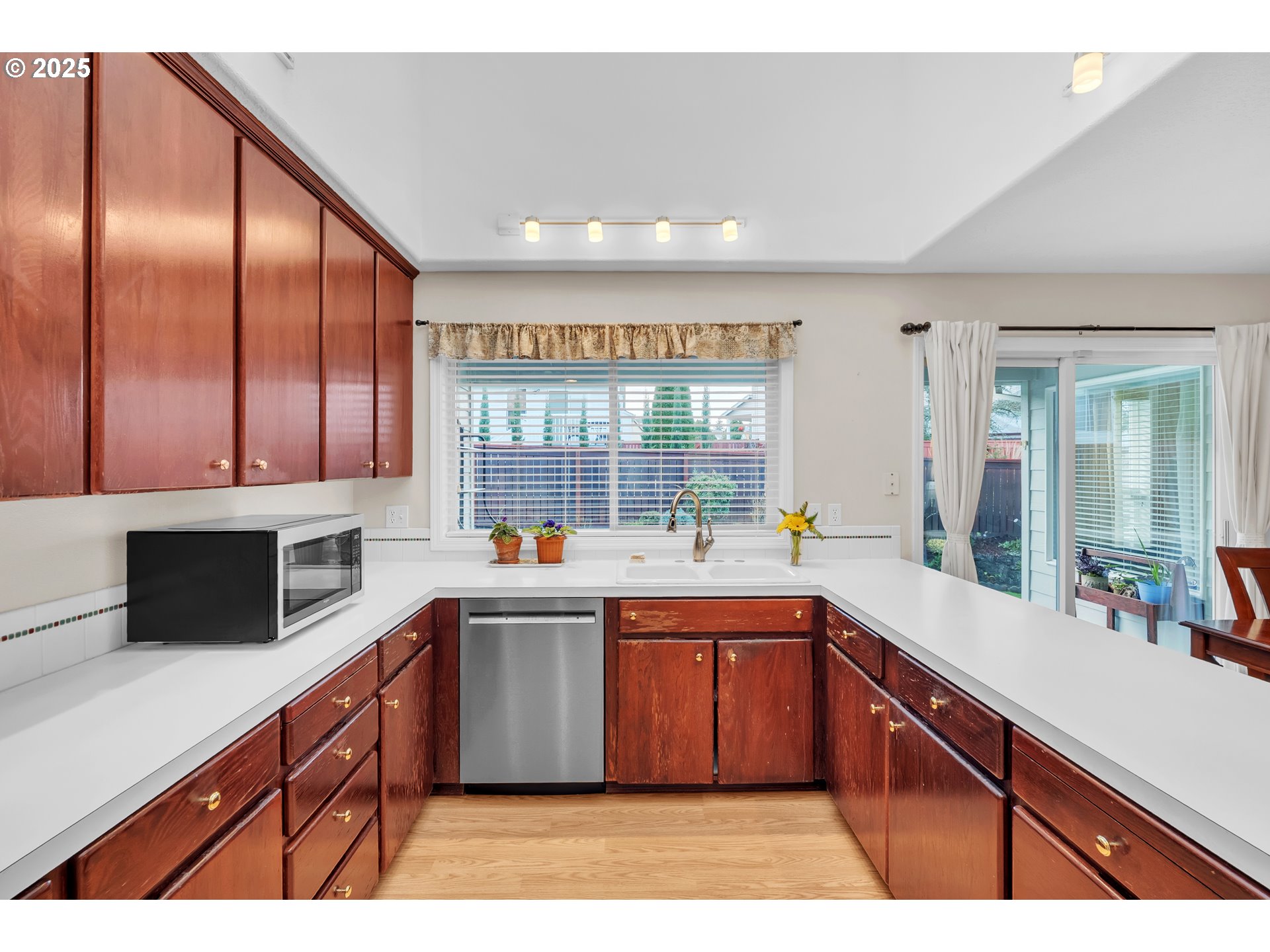 2463 Southwest Phyllis Drive Gresham, OR 97080 - Photo 10 of 34