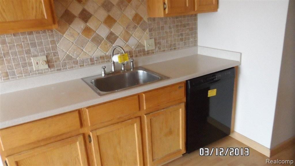 22156 Edgewater Novi, MI 48375 - Photo 2 of 10 SAM_1552.JPG