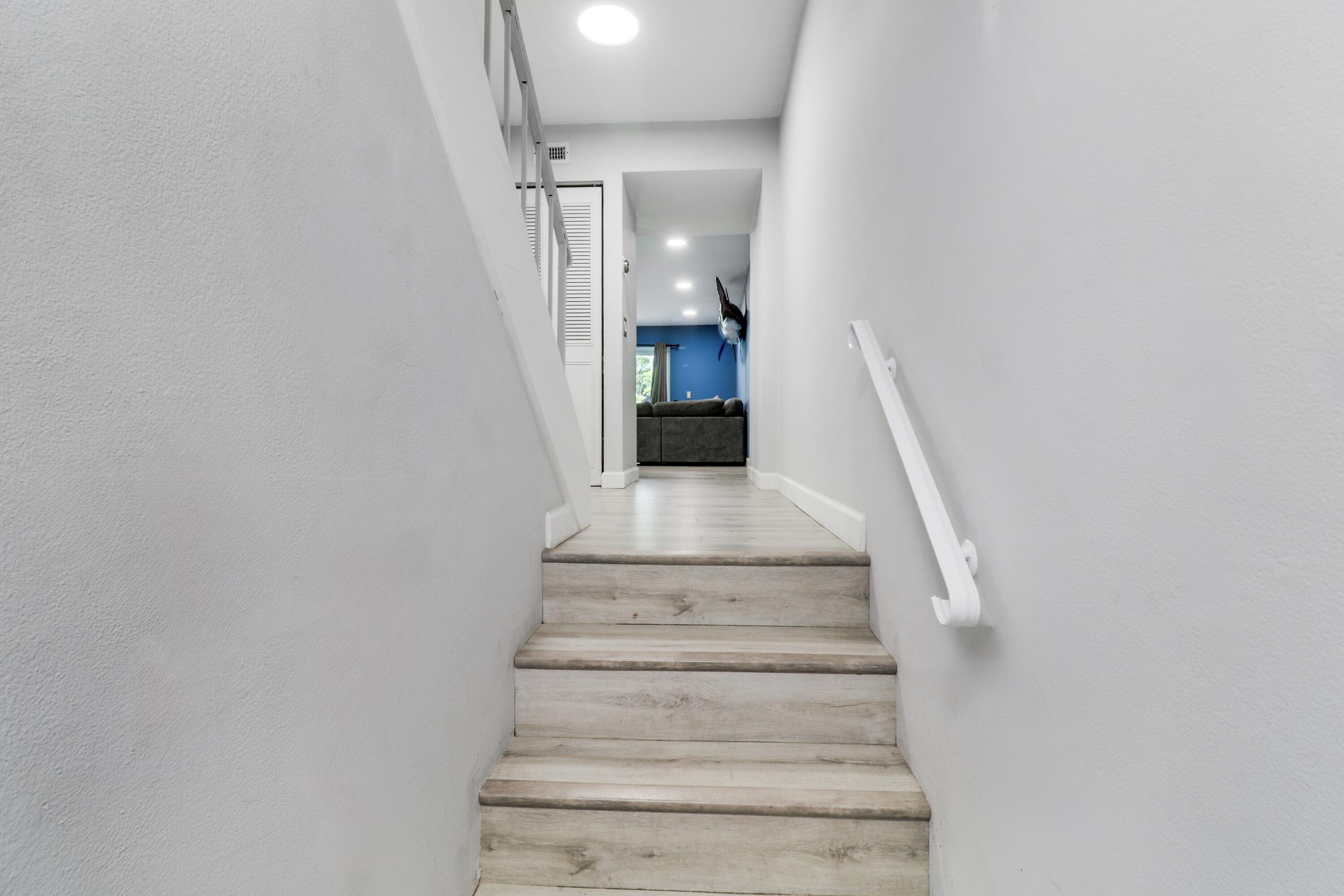 384 Golfview Road, Unit D North Palm Beach, FL 33408 - Photo 3 of 52 Entrance