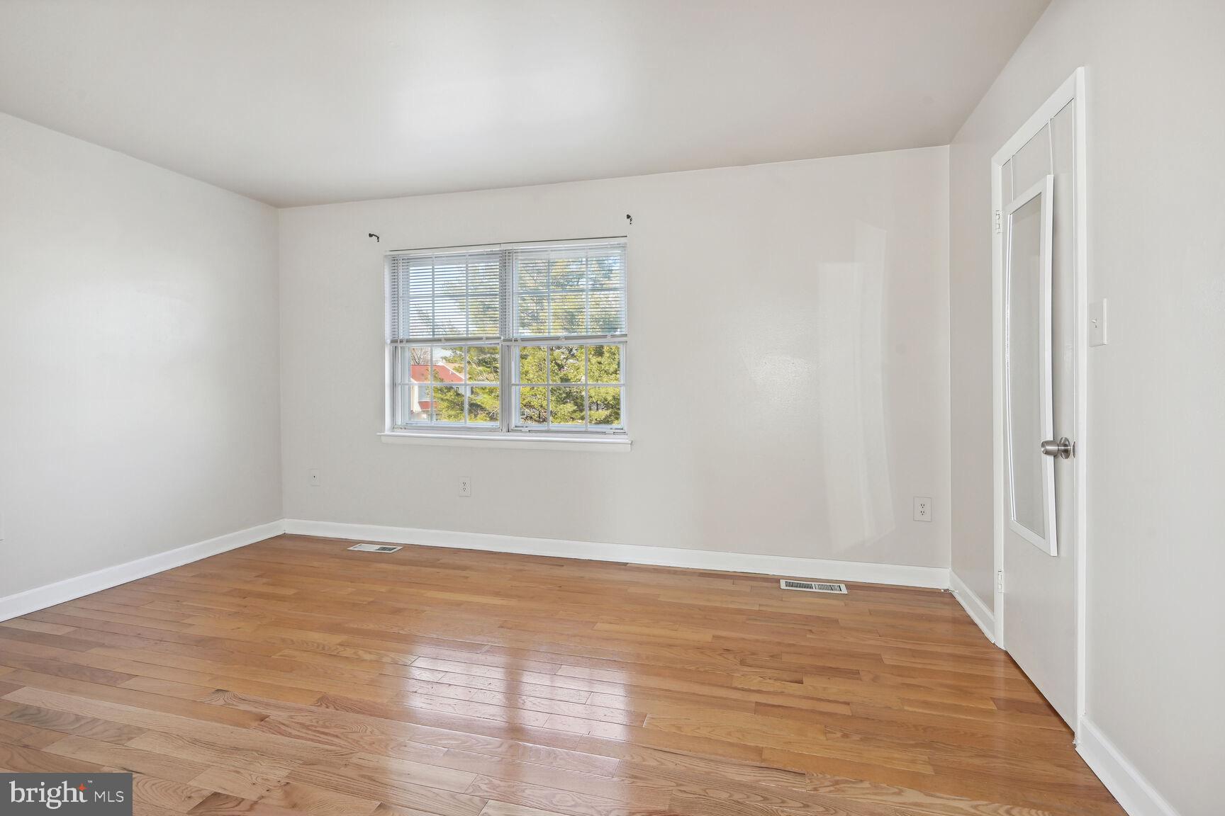 8324 Mountain Ash Way Gaithersburg, MD 20879 - Photo 17 of 36 Bedroom