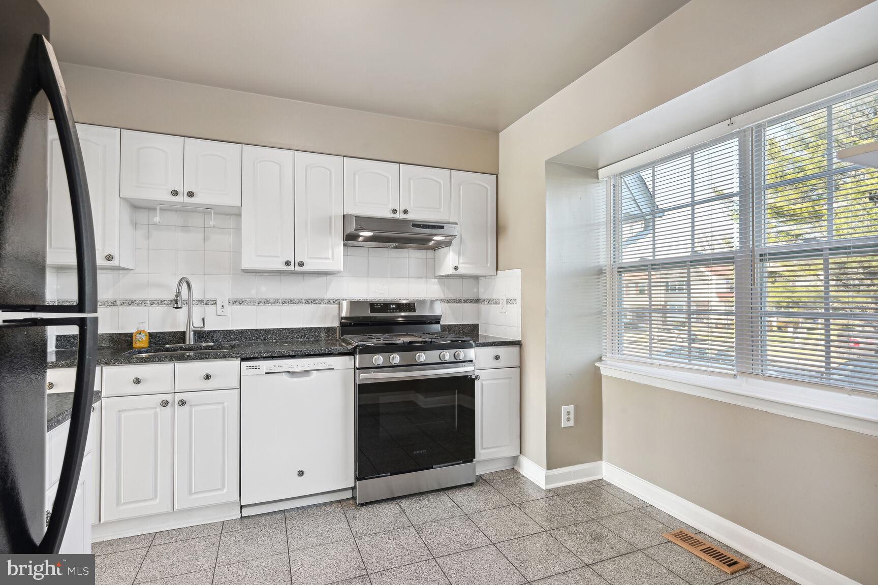 8324 Mountain Ash Way Gaithersburg, MD 20879 - Photo 2 of 36 Updated kitchen w/ new gas stove & dishwasher