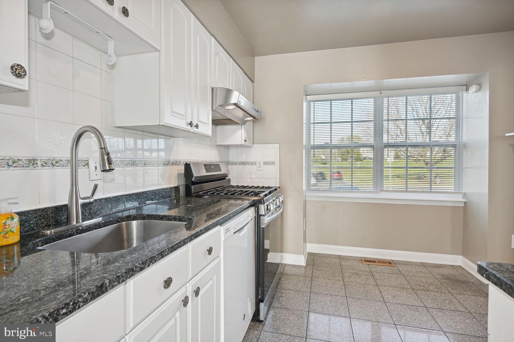 8324 Mountain Ash Way Gaithersburg, MD 20879 - Photo 3 of 36 Updated kitchen w/ new gas stove & dishwasher