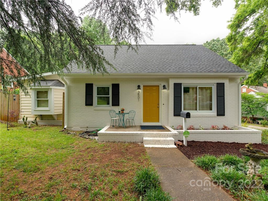 3501 Mathis Drive Charlotte, NC 28208 - Photo 39 of 42 a front view of house with yard