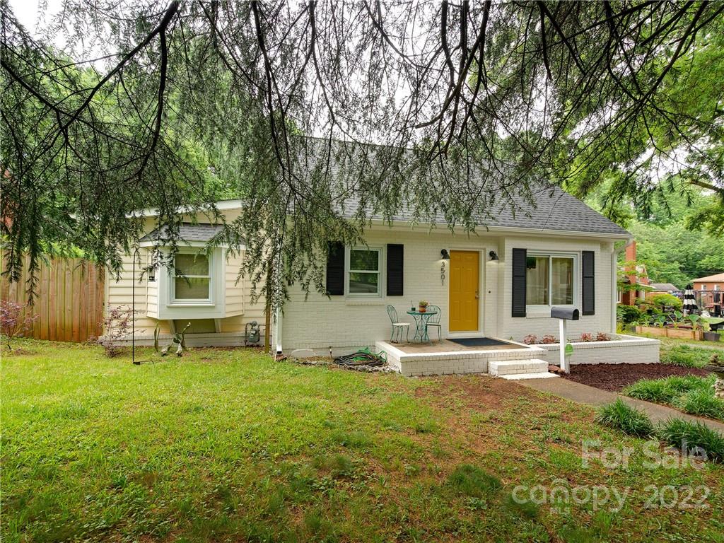 3501 Mathis Drive Charlotte, NC 28208 - Photo 40 of 42 a house view with sitting space and garden